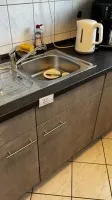 1 kuchyňská linka, cca 3 bm, sestávající z: spodních a horních skříněk, nerezového dřezu s baterií, sklokeramické desky se 4 plotýnkami, chladničky s mrazničkou Ignis, trouby Amica, digestoře a myčky Ignis