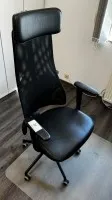 1 Drehstuhl mit Armlehnen