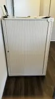 1 armoire à rideau à dossiers Ceka