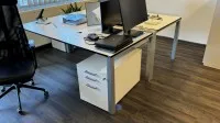 2 bureaux Wini avec 2 caissons à dossiers