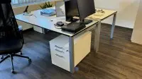 2 bureaux Wini avec 2 caissons à dossiers
