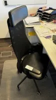 1 chaise pivotante avec accoudoirs