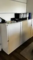 2 armoires à rideaux latéraux Ceka