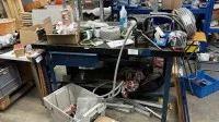 1 pracovní stůl se svěrákem