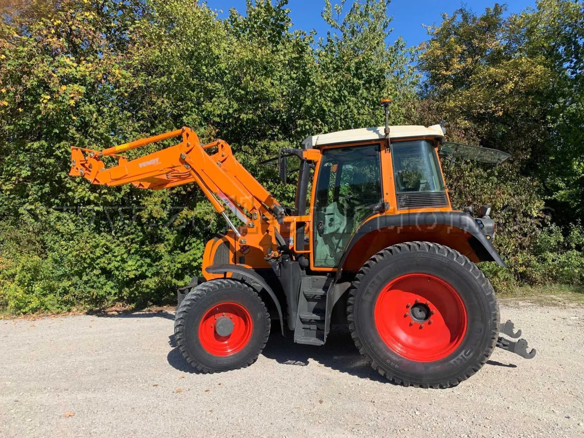1 Fendt Vario 412 TMS with front loader