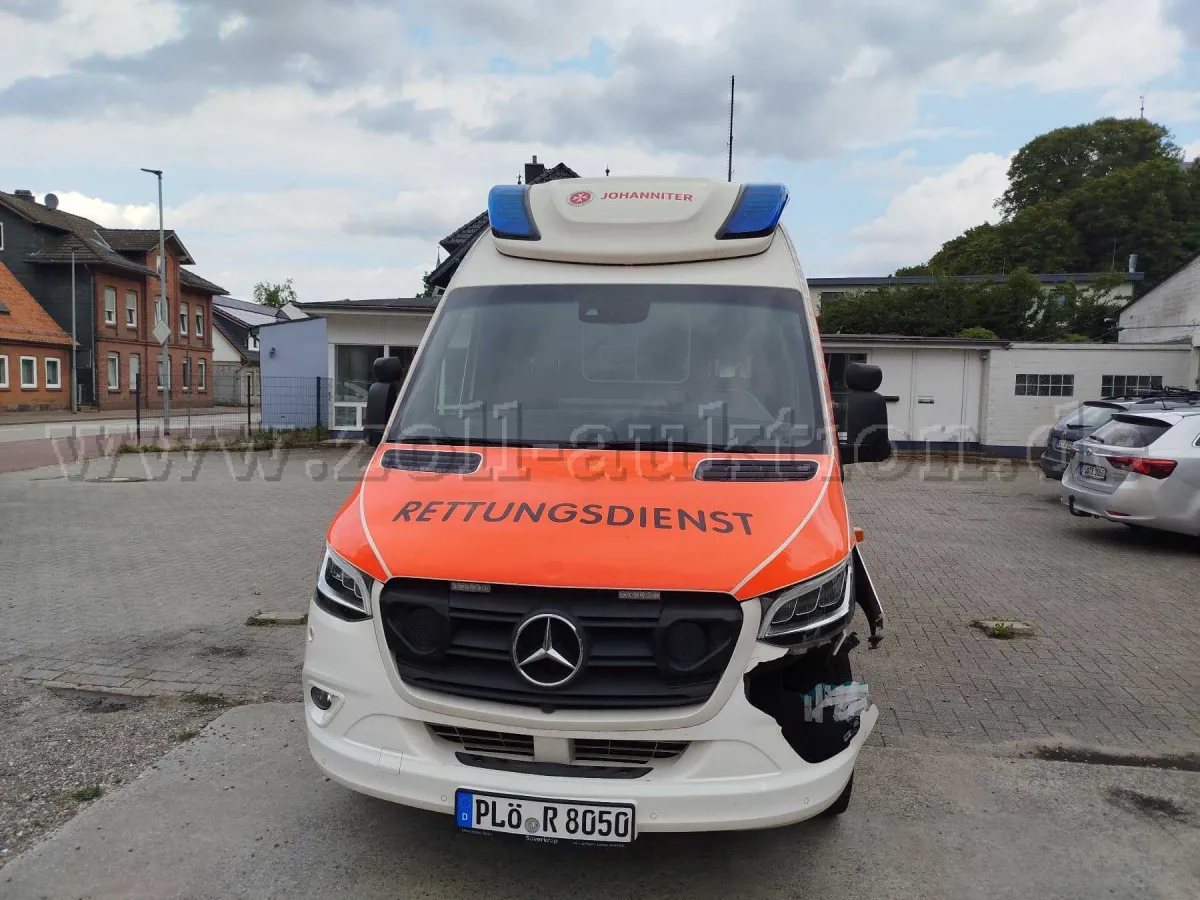 1 Mercedes-Benz Sprinter ambulance