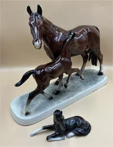 2 figurines en porcelaine - chevaux - hauteur 3 et 27 cm