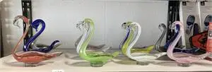 1 отсек стеклянных фигурок лебедей