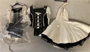 1 Kleid und 2 Trachtenkostüme - Größe 36-38
