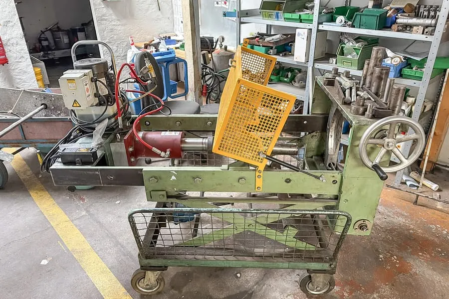 Prasa hydrauliczna pionowa, mobilna