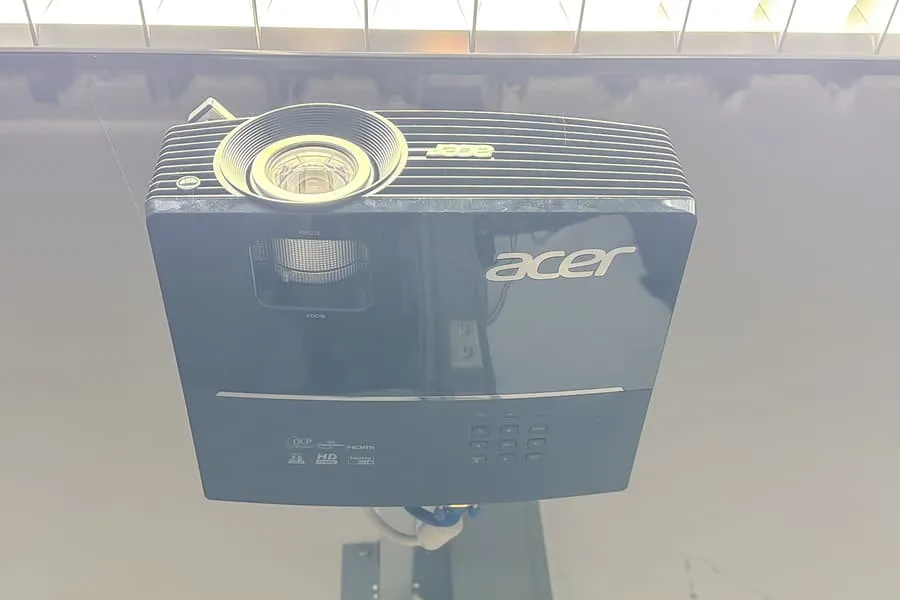 Projektor Acer i zestaw stereo