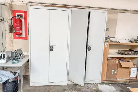 2 metalen opslagkasten