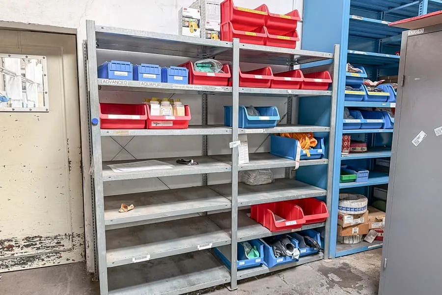 Slot-in shelving Meta