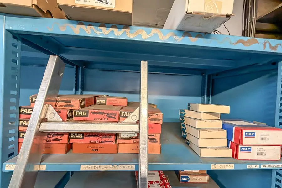 Contenu d'un niveau d'étagère : roulements à rouleaux