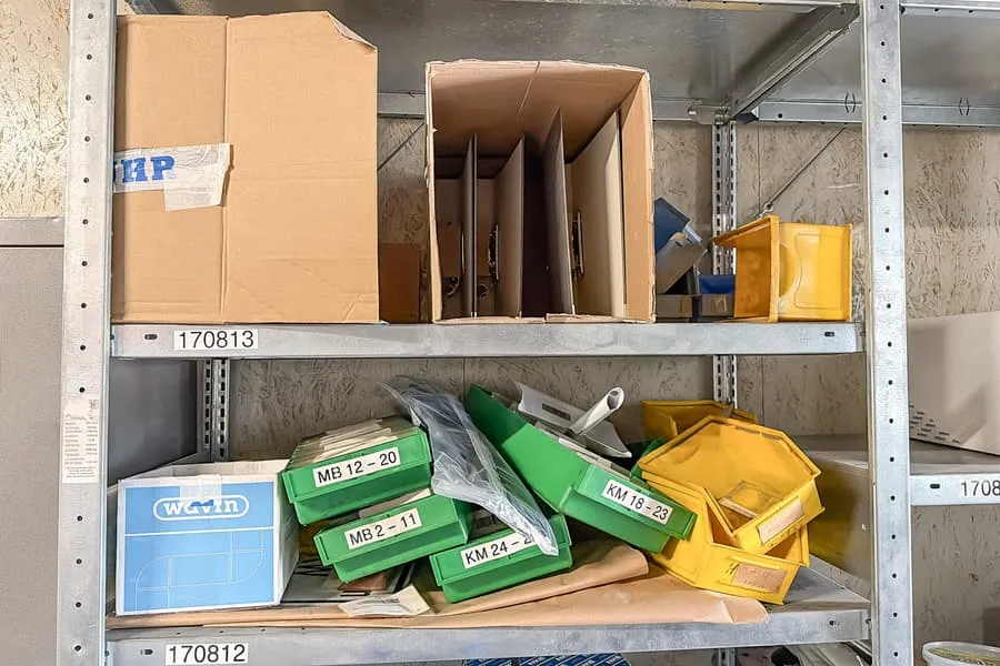 Contents of 2 shelf levels: various