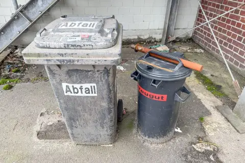 2 poubelles