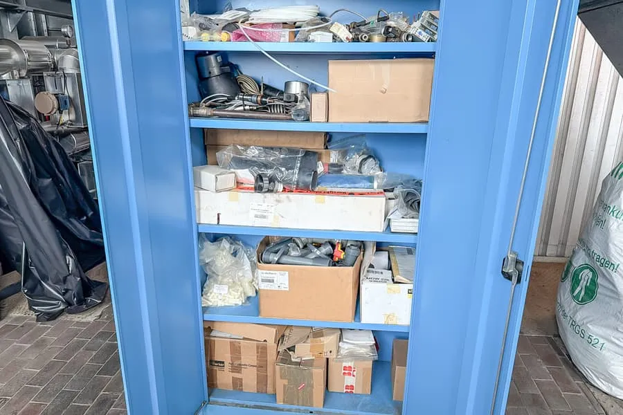 Obsah skříně: spojovací a upevňovací materiál