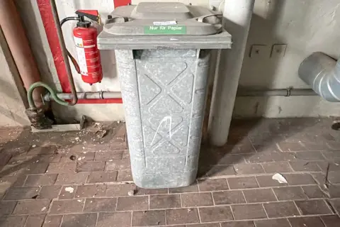Poubelle métallique