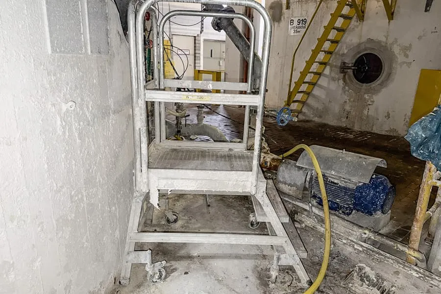 Zarges platform ladder with spring-loaded castors, 3-step