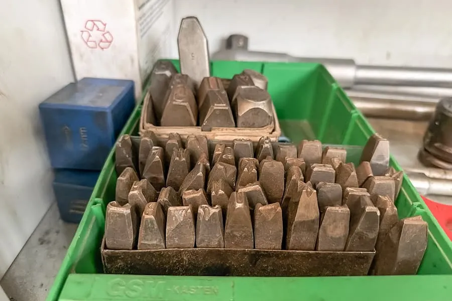 Contenu d'armoire d'atelier : outillage à main