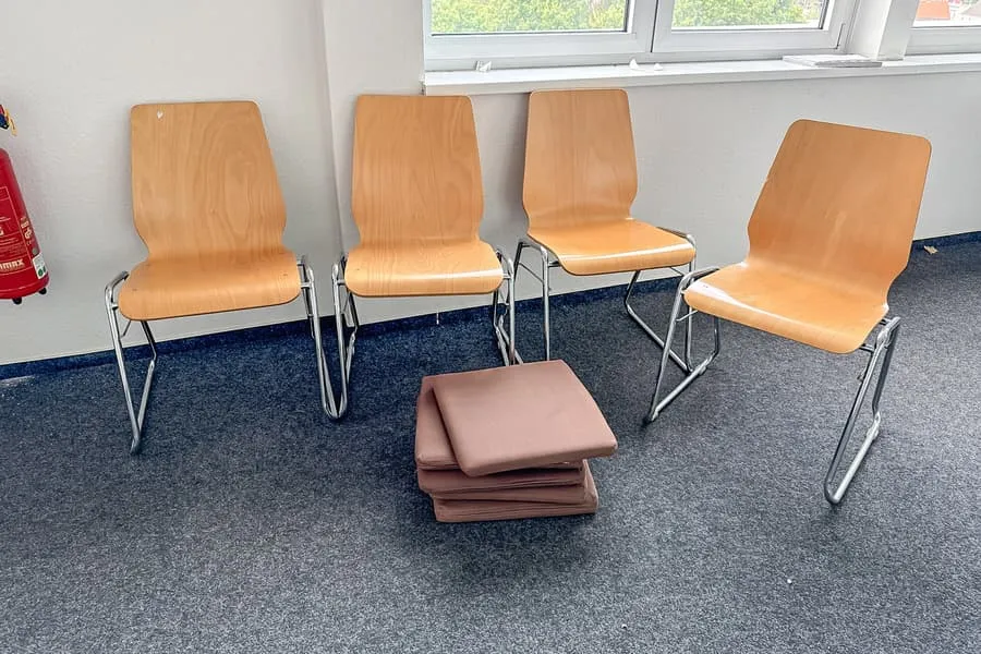 4 chaises de visiteurs