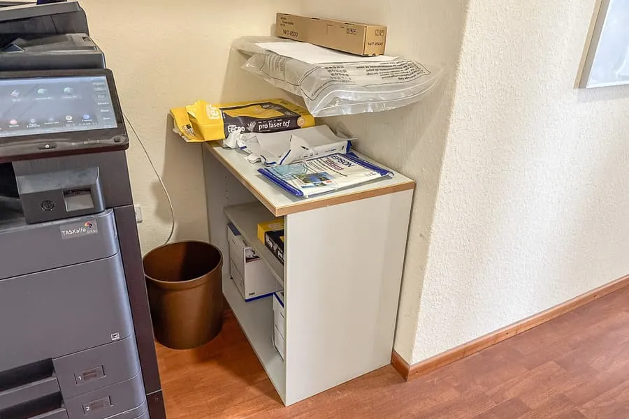 Ordnerregal mit Kopierpapier