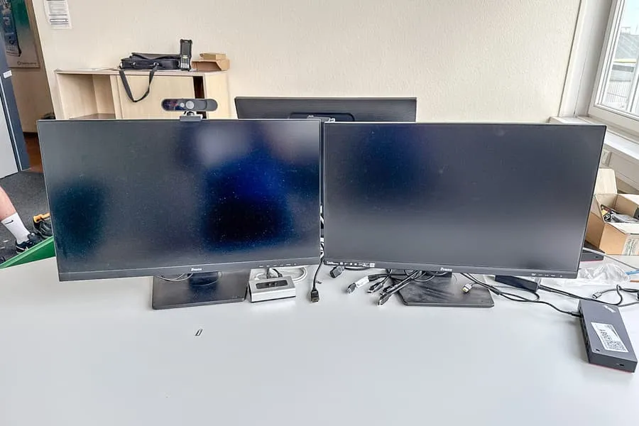 2 monitory Iiyama XUB2763HSU, każdy 27"