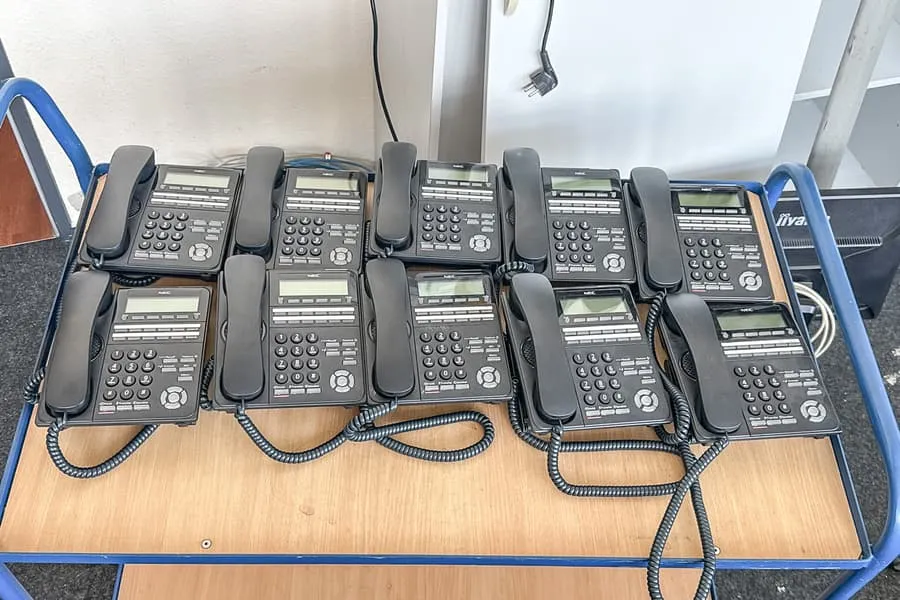 10 téléphones système Nec DT900