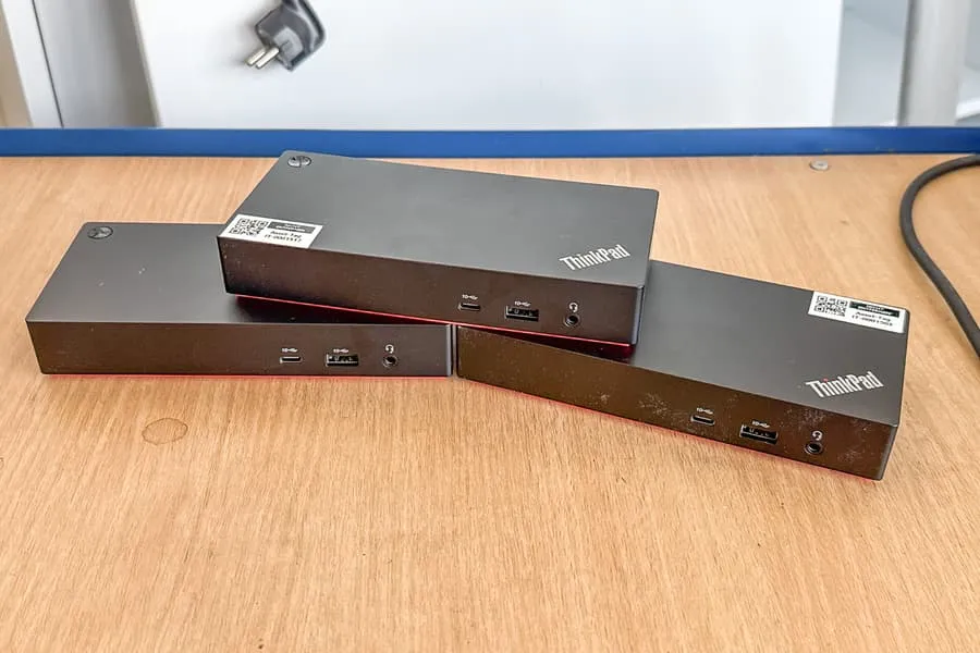 3 docking stations Lenovo ThinkPad Universal USB-C Dock LDA-KP