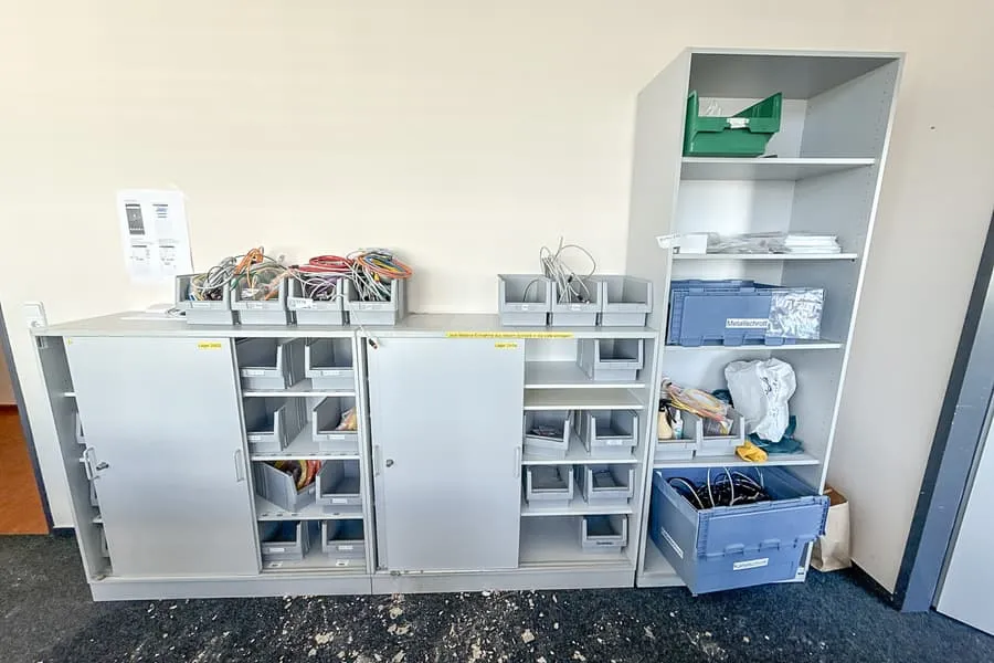 2 Schiebetürenschränke und Ordnerschrank