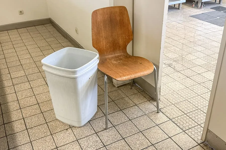 Chaise et 2 seaux