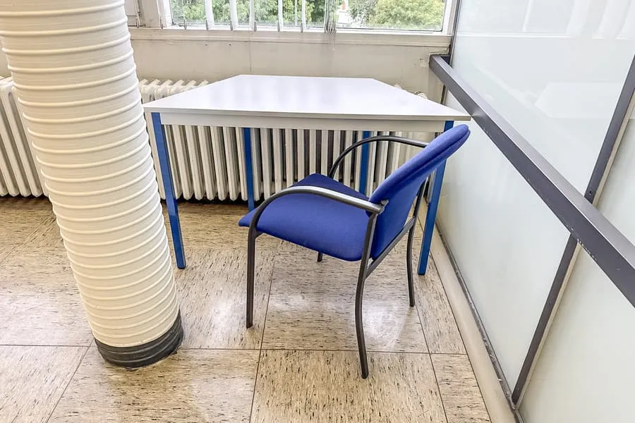 Stuhl und Tisch