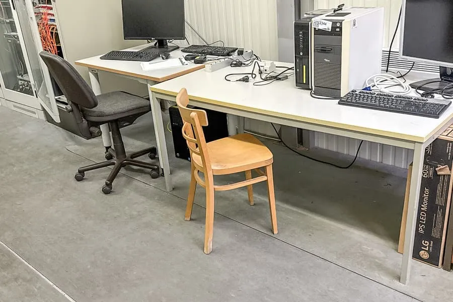 2 tables et chaise de bureau