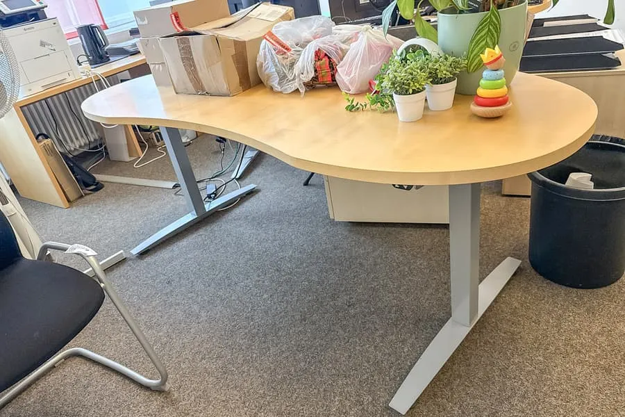 Electrically height-adjustable desk