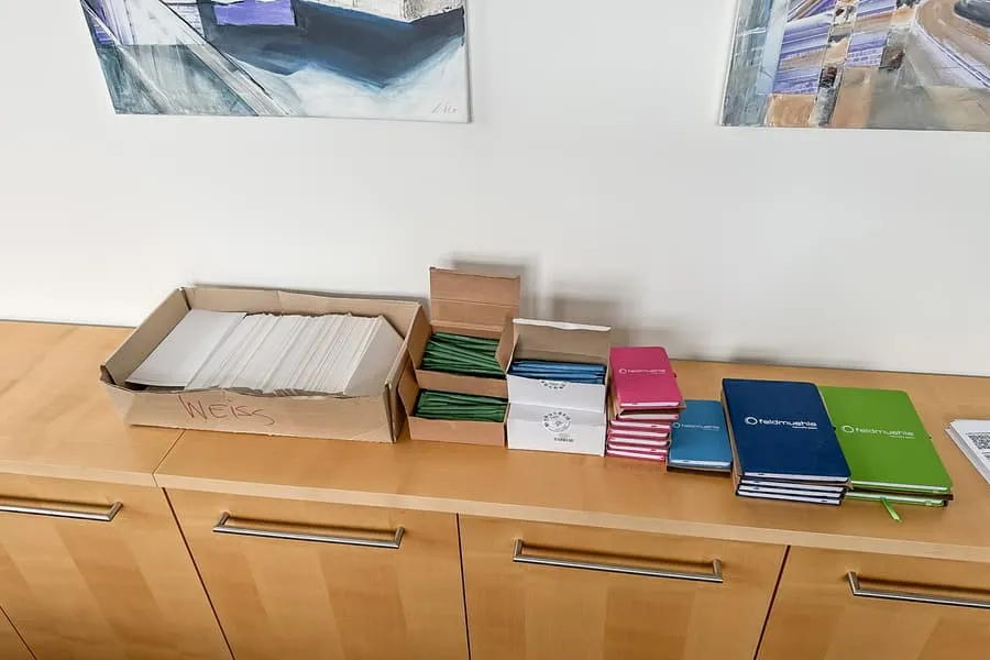 Partij kantoorbenodigdheden, bedrukt