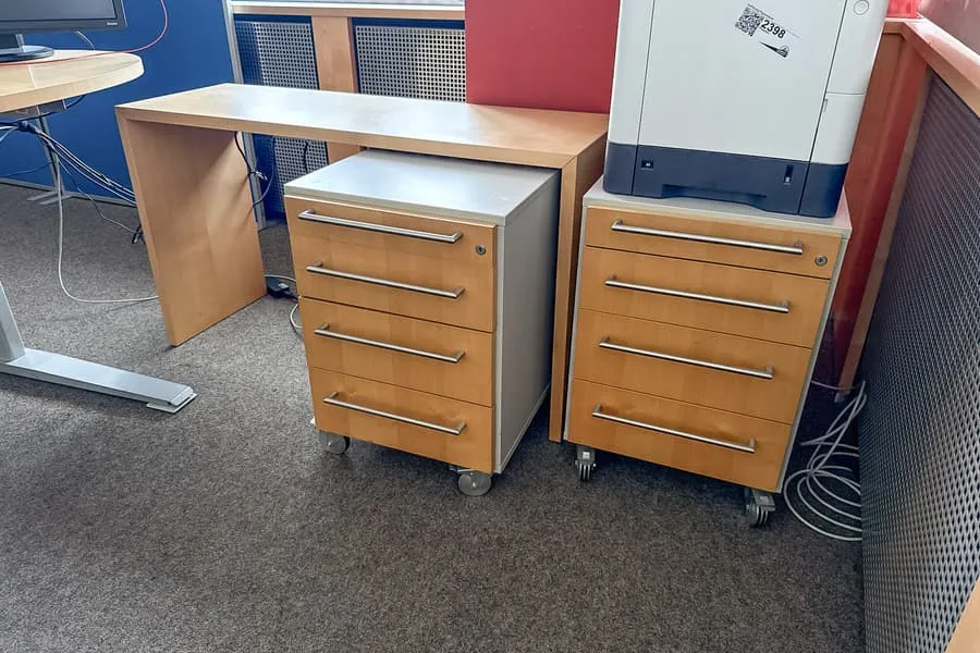 2 kontenery na kółkach i podest