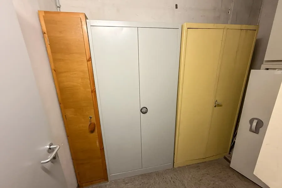 2 kovové skříně a dřevěná skříňka