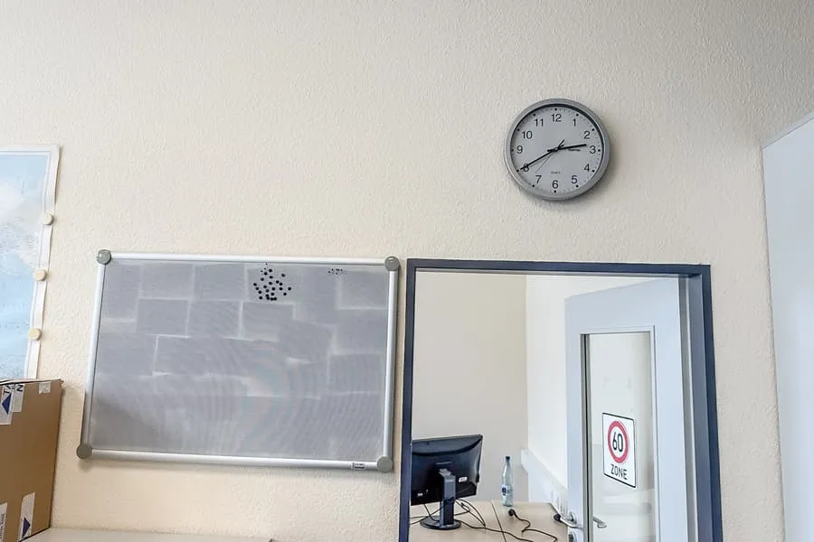 Tablica korkowa i zegar ścienny
