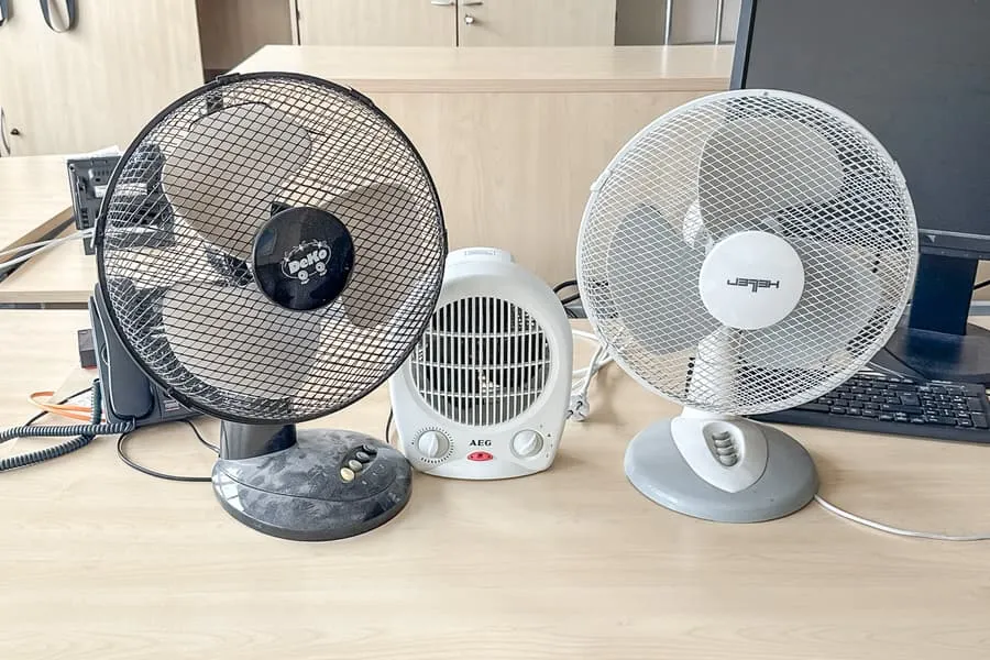 2 stolní ventilátory a teplovzdušný ohřívač
