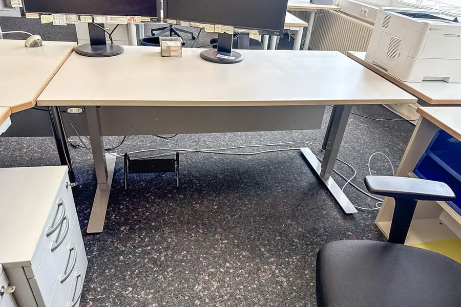 Electrically height-adjustable desk
