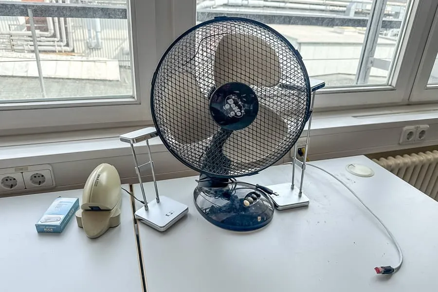 2 bureaulampen, ventilator en nietmachine