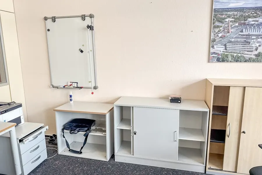 Ordnerschrank, Schiebetürenschrank und Whiteboard