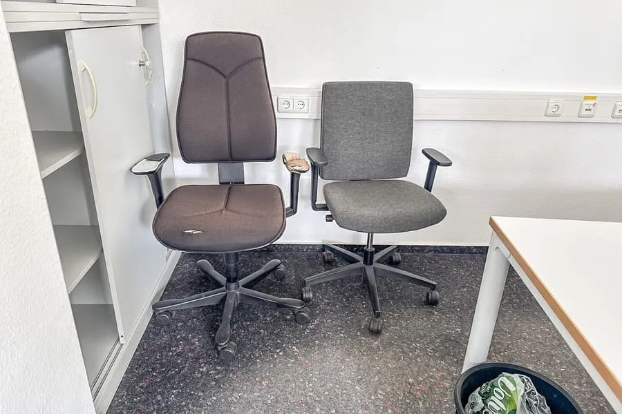 2 chaises de bureau pivotantes