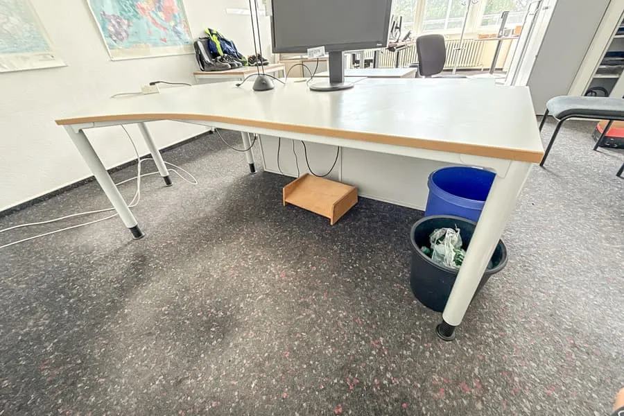 Bureau et 3 armoires à dossiers
