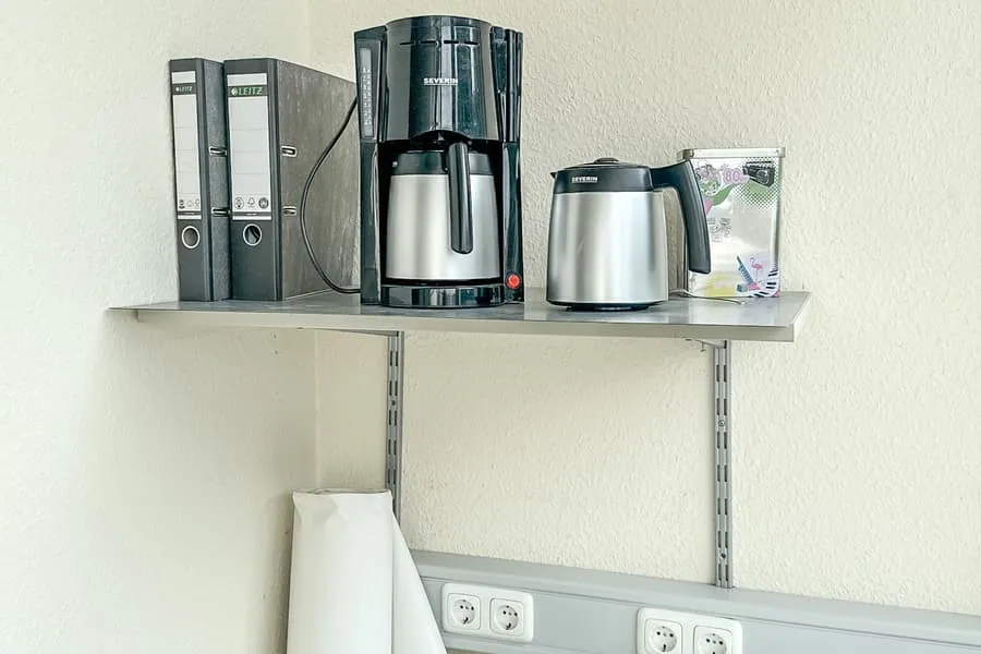 Wall shelf and filter coffee machine