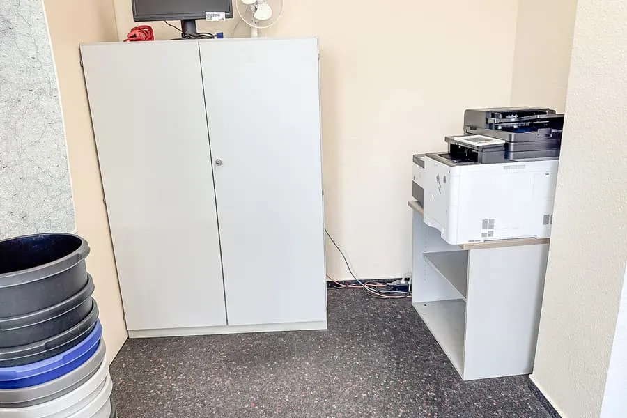 Ordnerschrank und Garderobenschrank