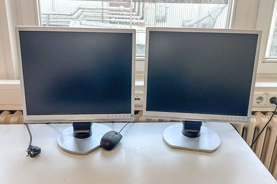2 moniteurs Philips MNB1190T, 19" chacun