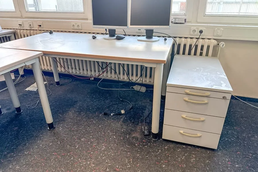 Bureau et caisson à roulettes