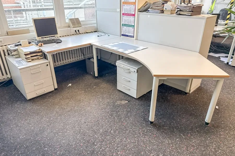 2 desks Toptec and 2 mobile pedestals