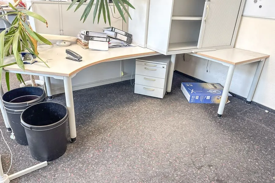 2 Schreibtische und Rollcontainer